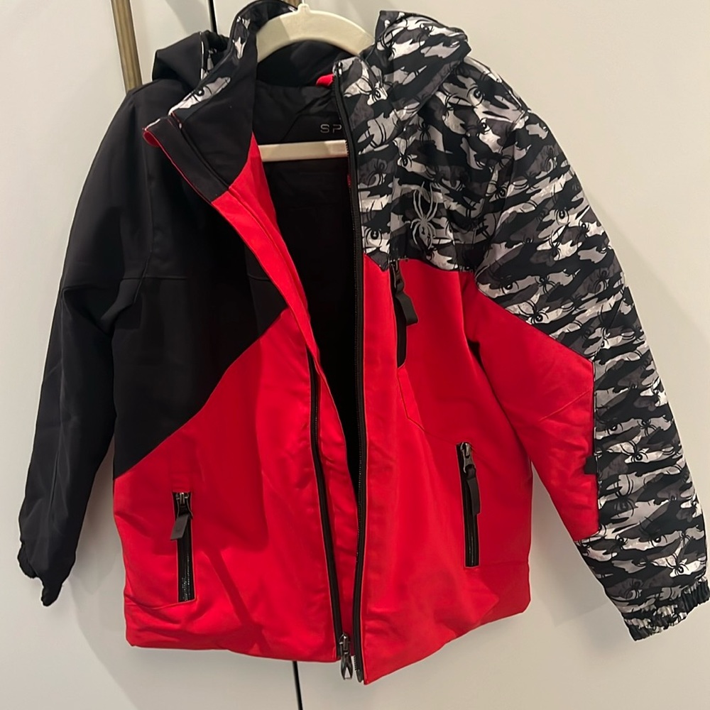 Spyder ski jacket boys 5. Matching ski bib available. Worn twice. MINT CONDITION